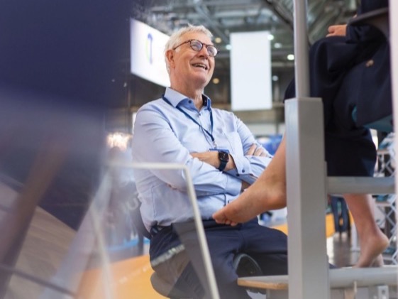 Een behandelaar wordt beoordeeld op de Orthostand M30 tijdens OTWorld 2026 in Leipzig