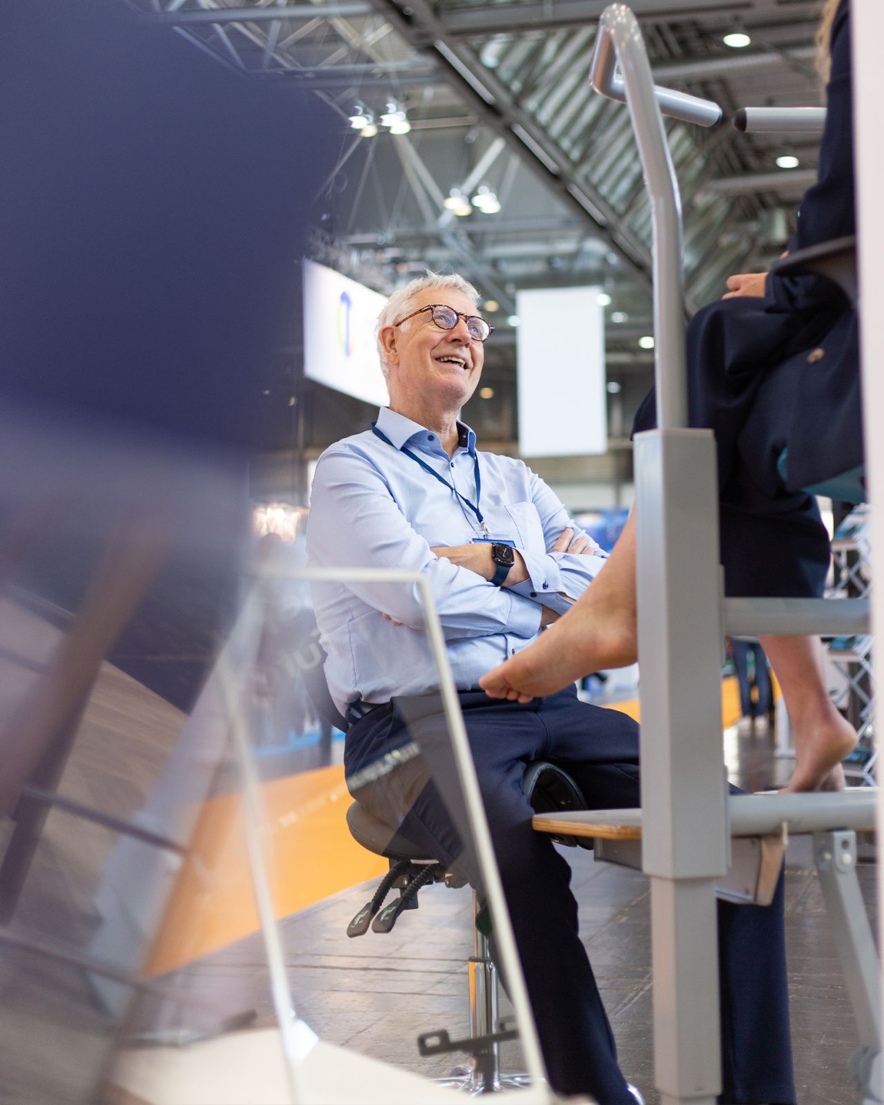 Jan Beltman in gesprek met een specialist bij de Orthostand op een vakbeurs.